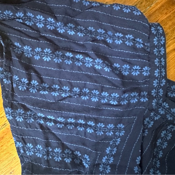 Square Neckline - Picture 4 of 6